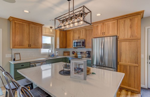Lindstrom Cabaña | 3 Bed Lake House with Balconies and HOT TUB