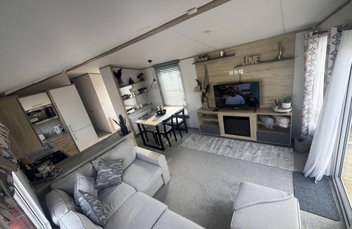 Wesham Cabina | 3-Bed Lodge, Sleeps 6, Hot tub