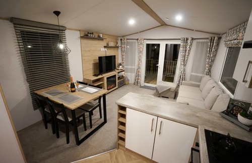 Wesham Cabina | 3-Bed Lodge, Sleeps 6, Hot tub