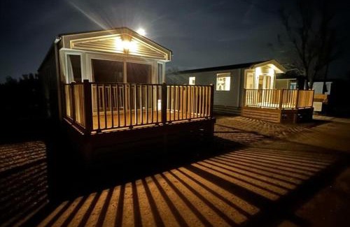 Wesham Casa | 3-Bed Lodge Sleeps 6 Hot tub