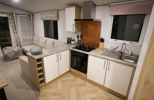 Wesham Casa | 3-Bed Lodge Sleeps 6 Hot tub
