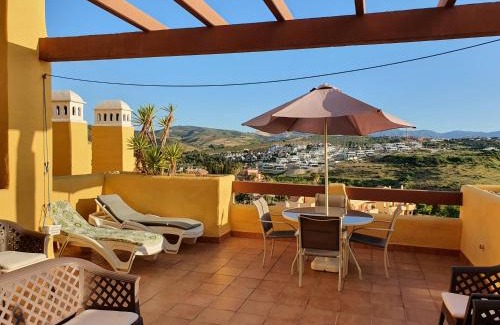 Puerto de la Duquesa Apartamento | 3 Bed Penthouse - Sleeps 8 - Pool - Sea View