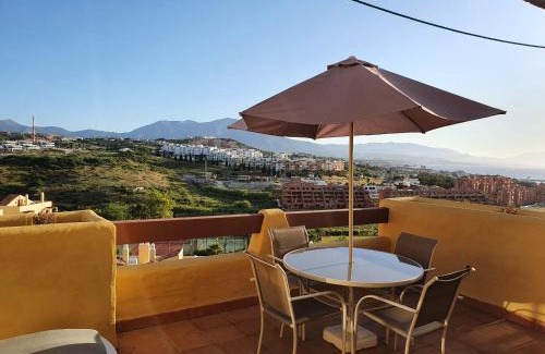 Puerto de la Duquesa Apartamento | 3 Bed Penthouse - Sleeps 8 - Pool - Sea View