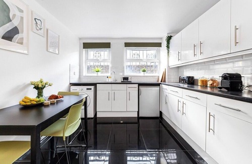 Haggerston Casa | 3-Bed Stylish Garden House, Haggerston, Parking
