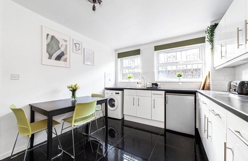 Haggerston Casa | 3-Bed Stylish Garden House, Haggerston, Parking
