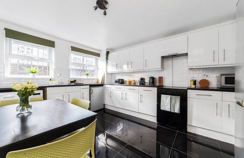 Haggerston Casa | 3-Bed Stylish Garden House, Haggerston, Parking