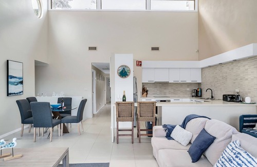 Denhams Beach Casa | 3-Bed with Beach Views and Entertainment Area