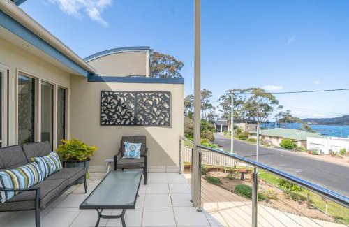 Denhams Beach Casa | 3-Bed with Beach Views and Entertainment Area