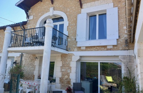 Saint-Laurent-des-Vignes Casa | 3-bedroom air-conditioned house with TV and 3 private bathrooms