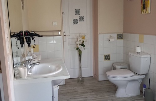 Saint-Laurent-des-Vignes Casa | 3-bedroom air-conditioned house with TV and 3 private bathrooms