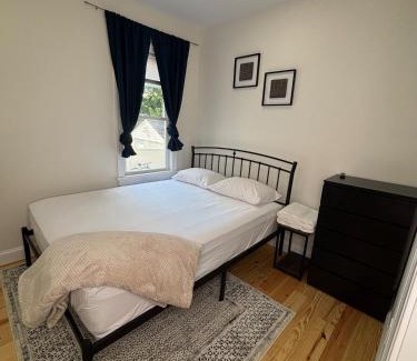 Stockade Historic District Apartamento | 3 bedroom 1 bathroom apartment , free private parking