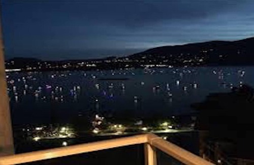 Kelowna Central Business District Condominio | 3 dormitorios, 2 baños condominio en el piso 15 con vista al lago impresionante