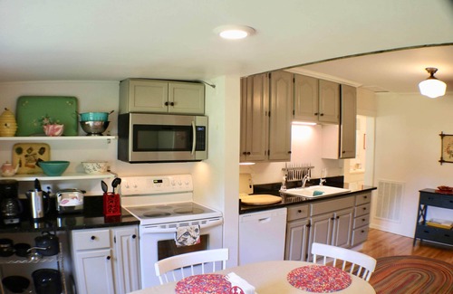 Hillsborough Casa | 3-bedroom, 2 bath farmhouse in beautiful Hillsborough with highspeed WiFi & more