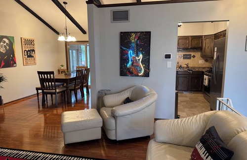 Newark Casa | 3-bedroom 2 bath House Featuring a Music Theme Decor