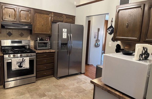 Newark Casa | 3-bedroom 2 bath House Featuring a Music Theme Decor