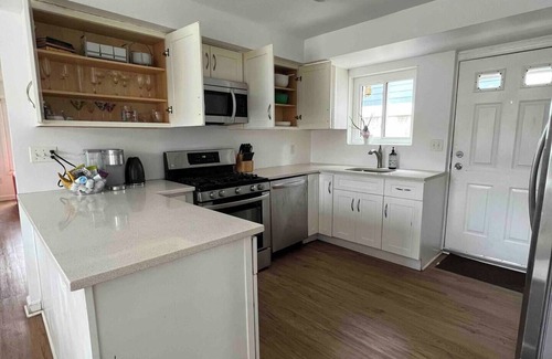 Queens Casa | 3-bedroom & 2-bath house near Beach with 2 car parking