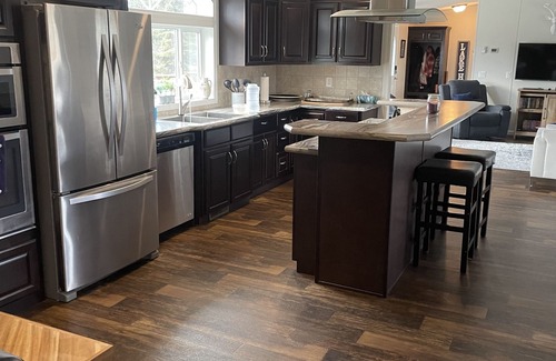 Parkland Beach Cabina | 3 bedroom, 2 bath Modern family Cabin minutes to Gull Lake! Pet friendly!