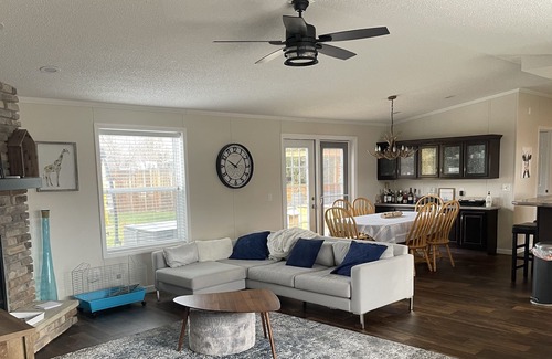 Parkland Beach Cabina | 3 bedroom, 2 bath Modern family Cabin minutes to Gull Lake! Pet friendly!