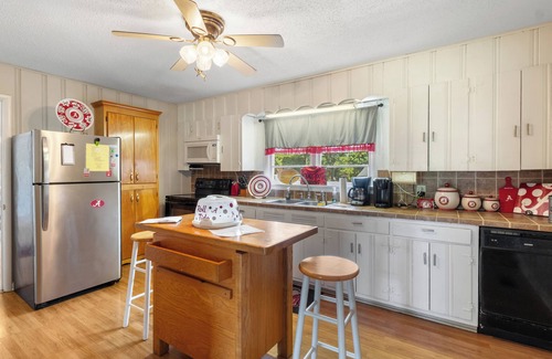 Taylorville Casa | 3-bedroom/2-bath Tropical Paradise house minutes from downtown and the stadium.