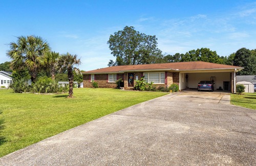Taylorville Casa | 3-bedroom/2-bath Tropical Paradise house minutes from downtown and the stadium.