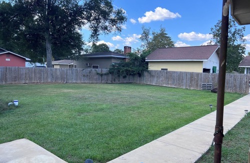 Columbia Casa | 3-bedroom; 2 Bath with family room, living room in tranquil Columbia, MS