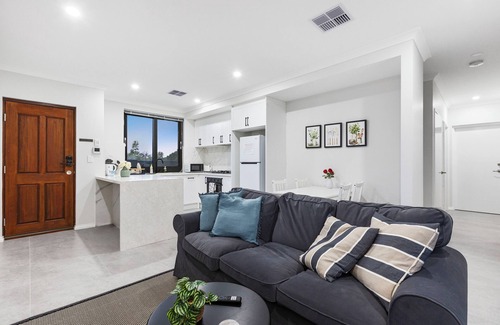 Bentley Casa | 3 Bedroom 2 Bathroom | Deluxe Full House For Stay | Higher-end Accomodation.