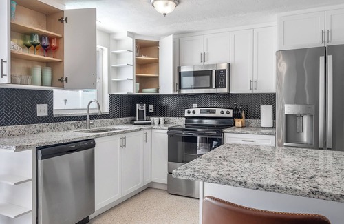 Palm Harbor Casa | 3 Bedroom 2 Bathroom HEATED POOL home with putting green! Pet Friendly