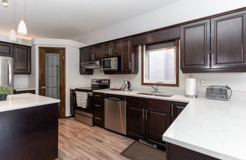Winnipeg Casa | 3 bedroom + 2 bathroom Bungalow House in River Park South of Winnipeg
