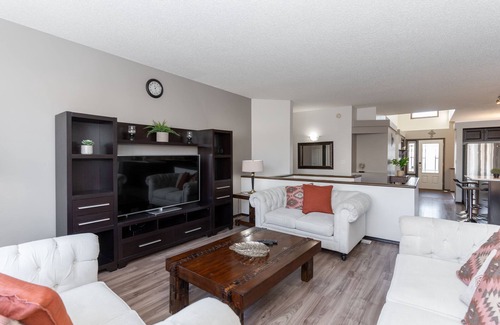 Winnipeg Casa | 3 bedroom + 2 bathroom Bungalow House in River Park South of Winnipeg