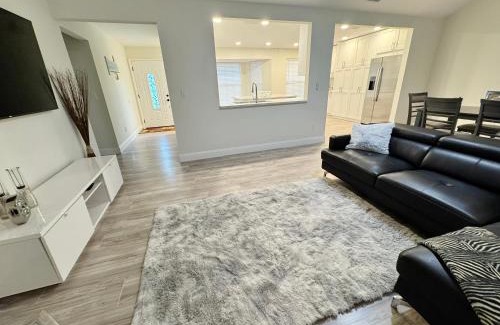 Girvin Casa | 3 Bedroom 2 bathroom close to the beach