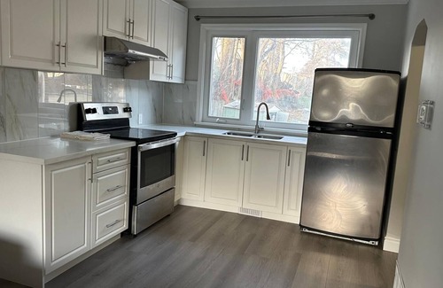 Toronto Casa | 3 Bedroom + 2 Full Bath + Dine + Big Living Room + Sofa + Internet + Utilities