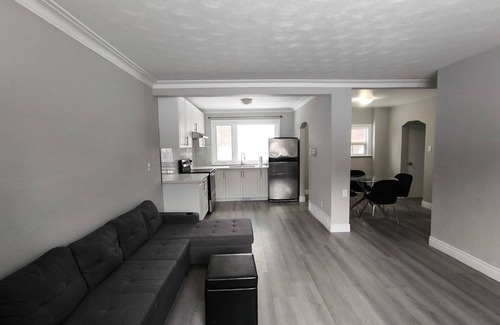 Toronto Casa | 3 Bedroom + 2 Full Bath + Dine + Big Living Room + Sofa + Internet + Utilities