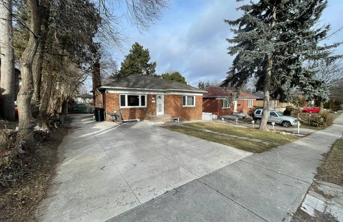 Toronto Casa | 3 Bedroom + 2 Full Bath + Dine + Big Living Room + Sofa + Internet + Utilities