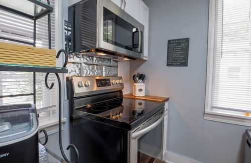 Hattiesburg Casa | 3-bedroom / 3 bathroom Southern Cottage in the center of everything.