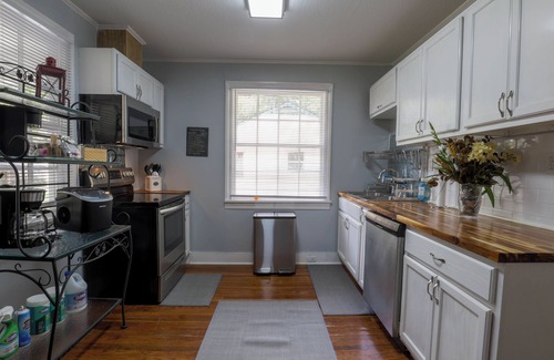 Hattiesburg Casa | 3-bedroom / 3 bathroom Southern Cottage in the center of everything.