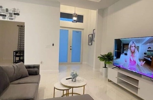 Sunshine Apartamento | 3 Bedroom 654080 by Houzlet