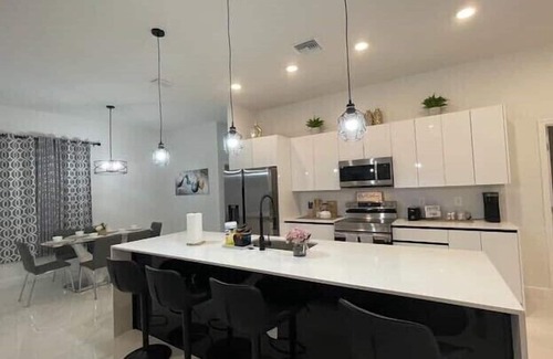 Sunshine Apartamento | 3 Bedroom 654080 by Houzlet