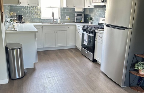 Los Angeles Casa | 3-bedroom/7 bed/1bath house near DTLA/Universal Studios/Disneyland /Hollywood.