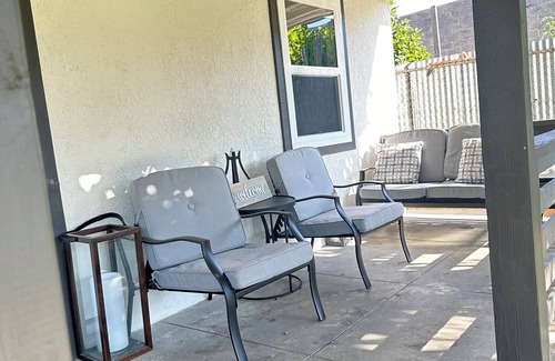 Los Angeles Casa | 3-bedroom/7 bed/1bath house near DTLA/Universal Studios/Disneyland /Hollywood.