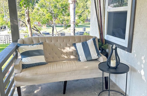 Los Angeles Casa | 3-bedroom/7 bed/1bath house near DTLA/Universal Studios/Disneyland /Hollywood.