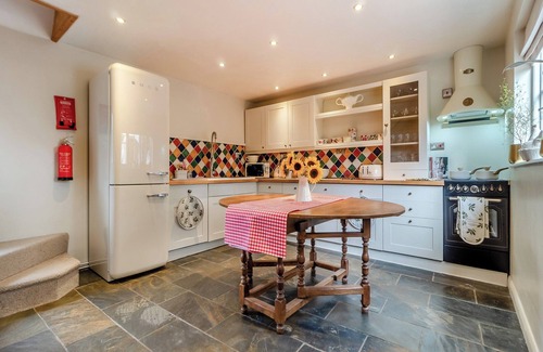 Ashdon Cabaña | Beautiful thatched house in lovely gardens in the historic town of Saffron Walden.