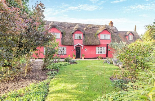 Ashdon Cabaña | Beautiful thatched house in lovely gardens in the historic town of Saffron Walden.