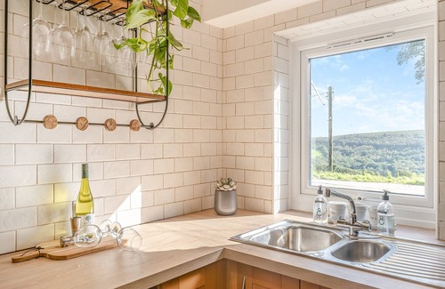 Port Talbot Cabaña | 3 bedroom accommodation in Cwmavon, near Swansea