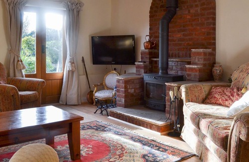 Leominster Cabaña | 3 bedroom accommodation in Kingsland, near Leominster