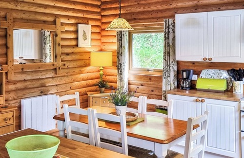 Pentrefelin Cabaña | 3 bedroom accommodation in Llanfynydd