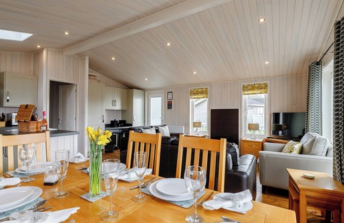 Hundall Cabaña | 3 bedroom accommodation in Mercia Marina, Willington