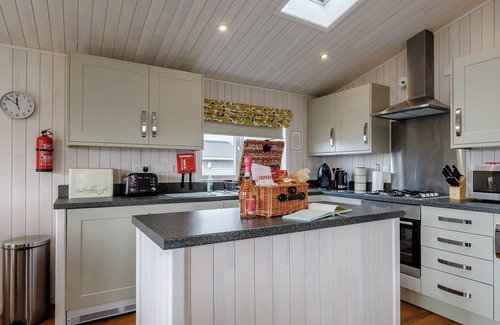 Hundall Cabaña | 3 bedroom accommodation in Mercia Marina, Willington