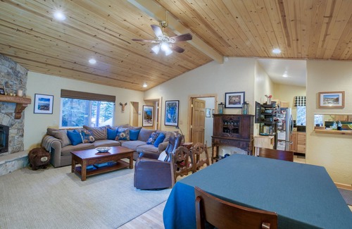 Donner Lake Woods Casa | 3. 5 habitaciones, 2 baños, capacidad para 8 personas. West End de Donner Lake DLR # 059