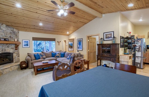 Donner Lake Woods Casa | 3. 5 habitaciones, 2 baños, capacidad para 8 personas. West End de Donner Lake DLR # 059