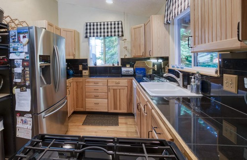 Donner Lake Woods Casa | 3. 5 habitaciones, 2 baños, capacidad para 8 personas. West End de Donner Lake DLR # 059